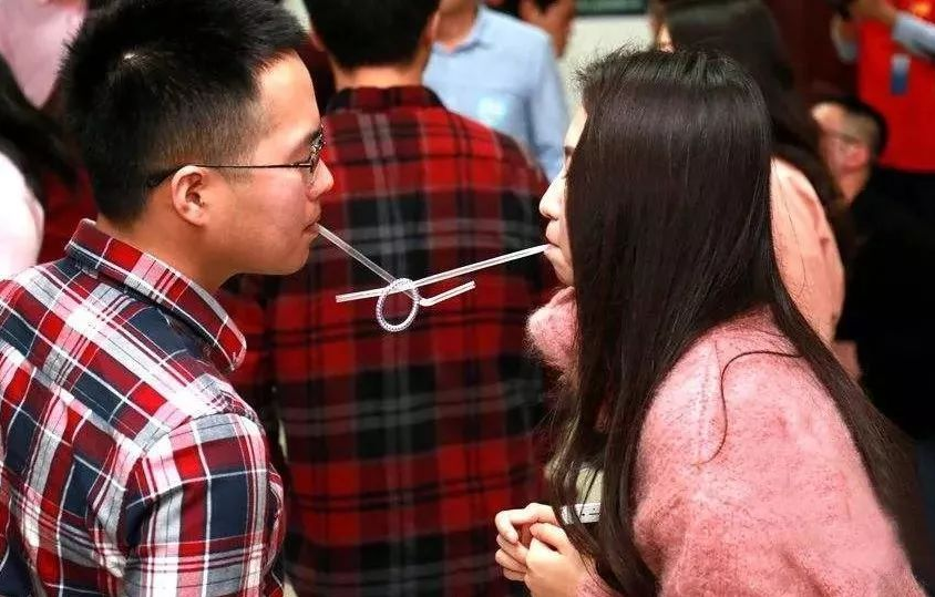 搞笑游戏用什么手机玩-搞笑游戏必备：选对手机，让你笑到肚子疼
